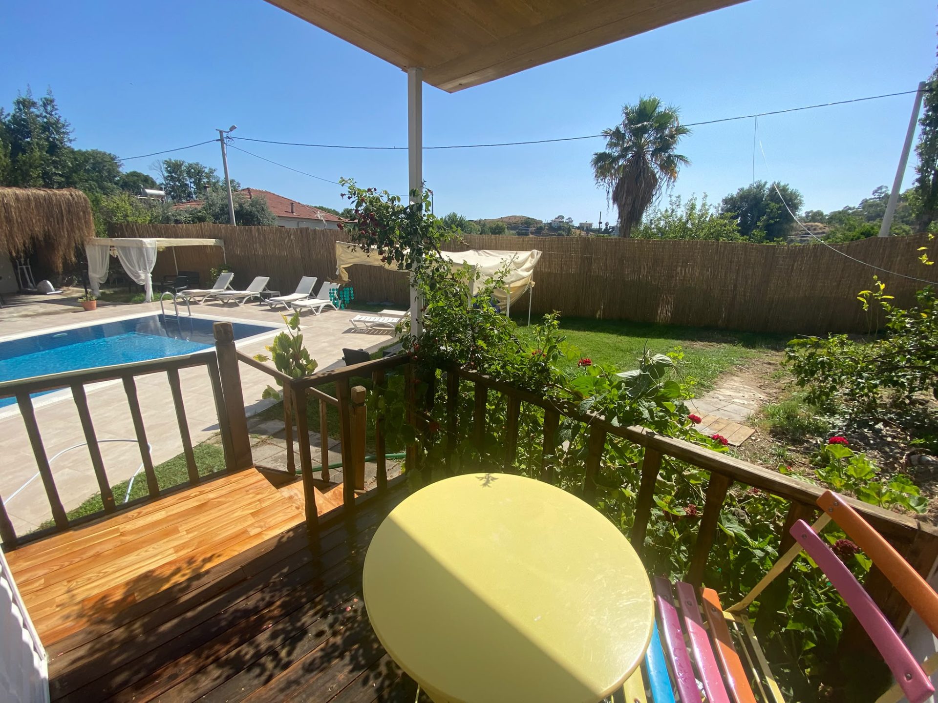 Havuz Başı Bungalow Aile Odası balkonundan havuz ve bahçe görünümü