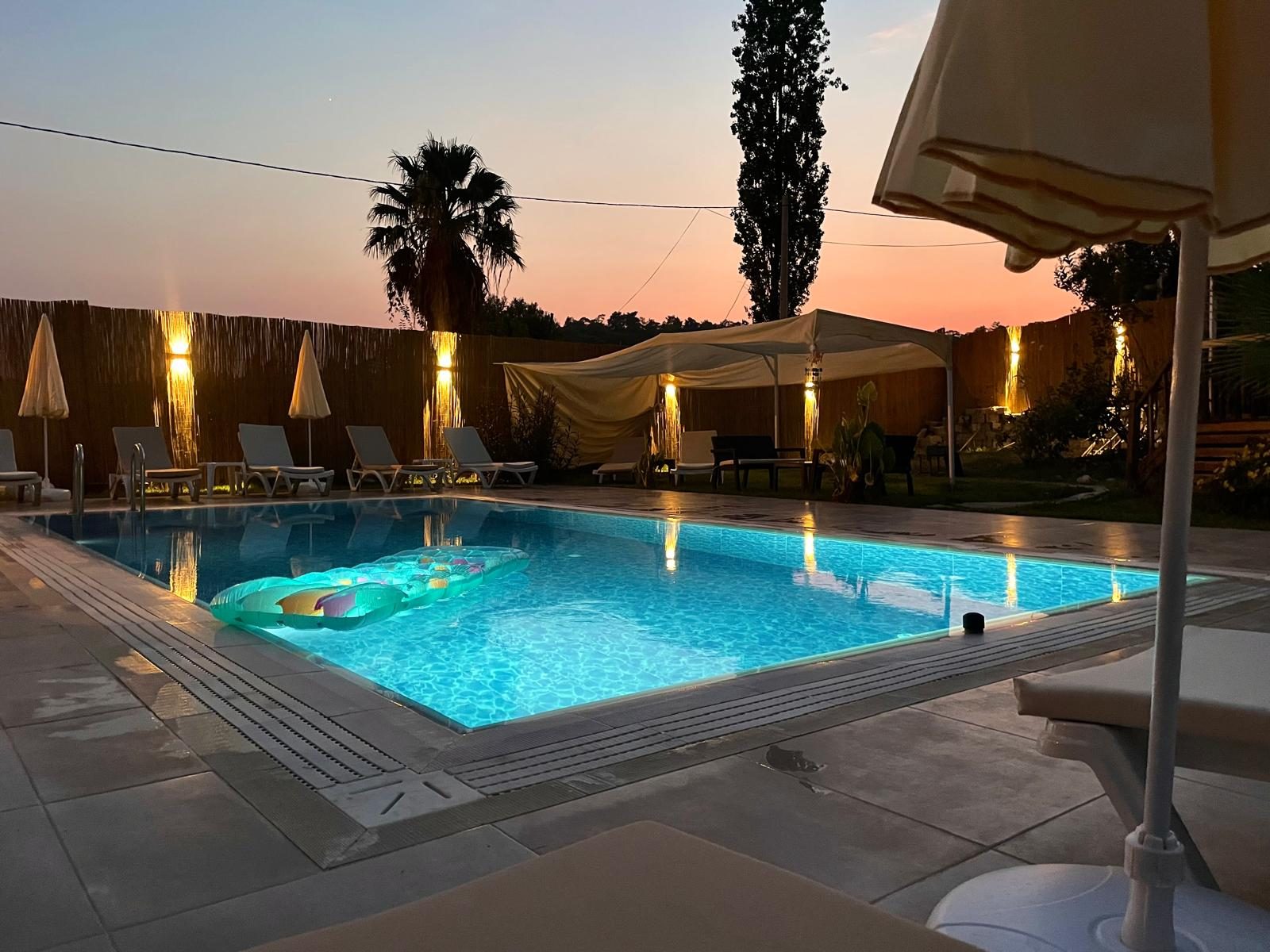 Gün batımında aydınlatılmış Look Boutique Hotel havuzu