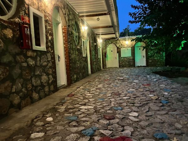 Taş döşeli avlu ve oda dış cepheleri